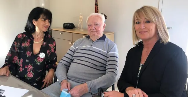 photo  nathalie jarno ( à droite) et son père jean, dans la salle d’activités. à ses côtés, nadia trideau, infirmière.  &copy;  photo le maine libre 