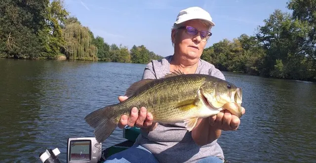 photo  fillé-sur-sarthe, mercredi 22 septembre 2021. après un combat bref mais intense, gisèle a sorti le black-bass de l’eau.  &copy;  collection privée 