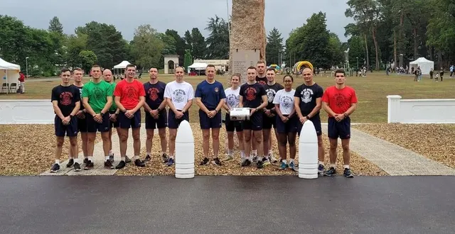 photo  une douzaine de lieutenants du 2e rima ont couru en relais entre brest et champagné.  &copy;  2e rima 