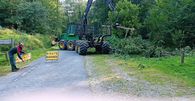 photo  jérôme dodier, technicien forestier territorial, à gauche, encadre les travaux et procède à la mise en place de la signalisation interdisant d’entrer dans la zone du chantier ambulant.  &copy;  ouest-france 