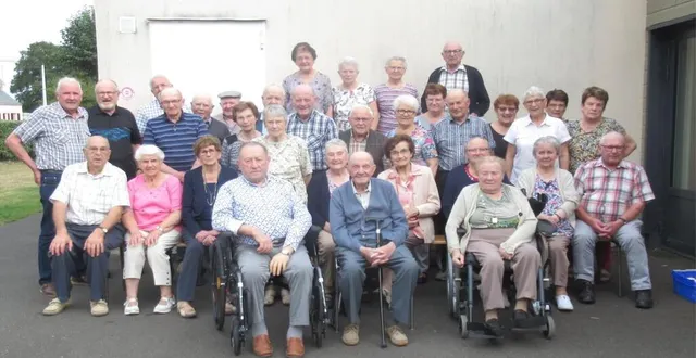 photo  les membres de la section afn d’angrie rassemblés pour la photo du 50e anniversaire 