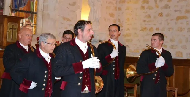 photo  les sonneurs de trompe du  « rallye de villedieu  ont ravi le public par la qualité de leur prestation.  &copy;  le maine libre 