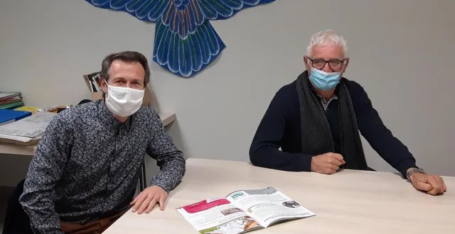 photo  philippe lecrecq, responsable de la communication au sein du conseil municipal, et michel briffault le maire de la commune.  &copy;  archives le maine libre 