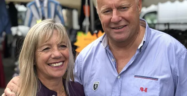 photo  christophe ory et son épouse murielle, sont les commerçants à la tête de bleu indigo (vêtements homme) au marché de la flèche.  &copy;  ouest-france 