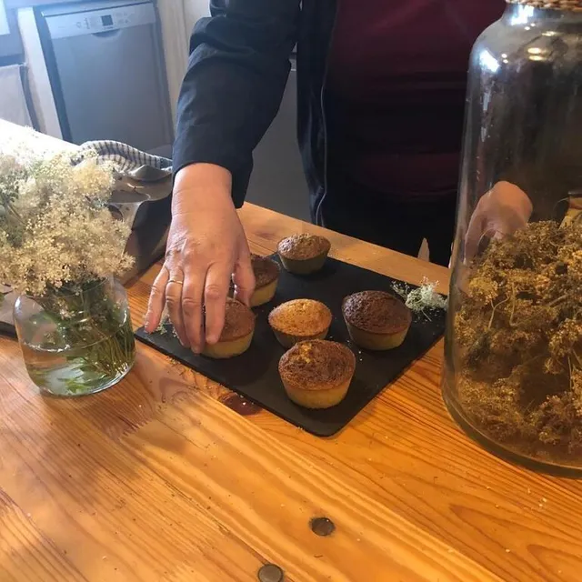 photo des cakes à la reine de près, entre la plante sauvage à l’état naturel (à gauche) et séchée (à droite).  ©  ouest-france