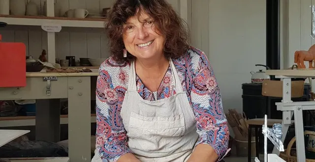 photo  françoise auvray dans son atelier.  &copy;  le maine libre 