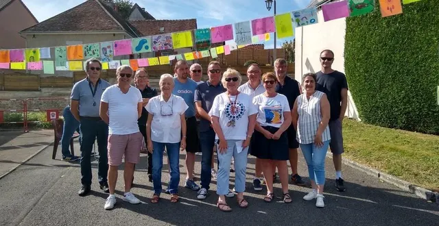 photo  les bénévoles et les dessins des enfants.  &copy;  commune dehault 