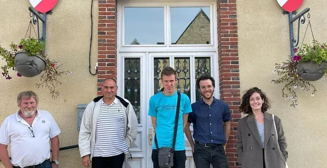 photo  didier duvaldestin (maire), jean-yves le flohic (adjoint), mathieu lebrun (service civique), ulysse blau et céline gunes.  &copy;  ouest-france 