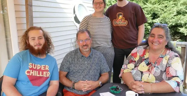 photo  argentonnay, camping le lac d’hautibus. une famille heureuse et satisfaite de son séjour, avec, de gauche à droite, assis : antonin bonvalet, bruno bonvalet et sandrine maillet ; et debout : maëlle bonvalet et franck jouron.  &copy;  co 