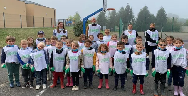photo  les cinq classes de l’école avaient une zone attribuée à nettoyer. les cp-ce1 sont allés jusqu’à la base nautique des pélicans.  &copy;  ouest-france 