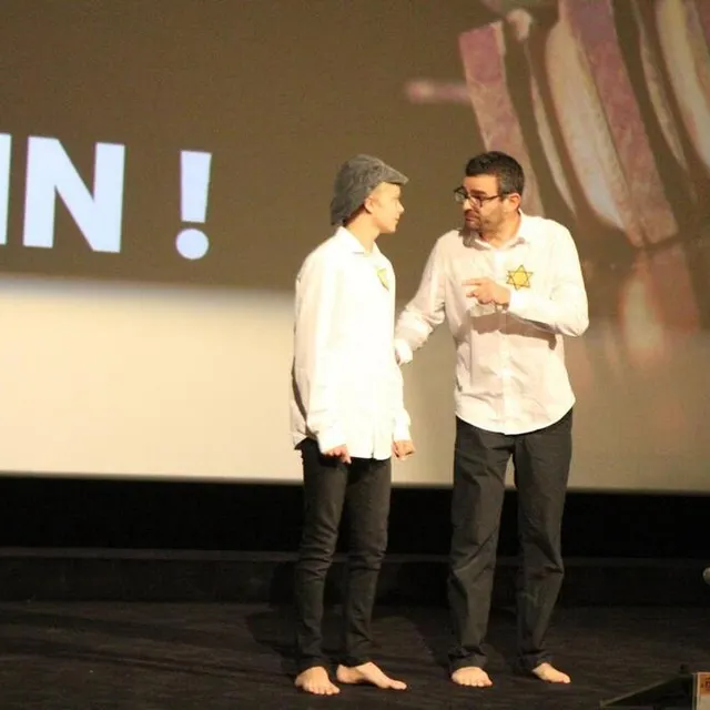 photo animée avec brio par jean-françois joly et ponctuée de saynètes jouées par les jourdain du loir (photo), la cérémonie d’inauguration s’est révélée une réussite. dommage qu’un tiers des fauteuils étaient vides…  ©  le maine libre
