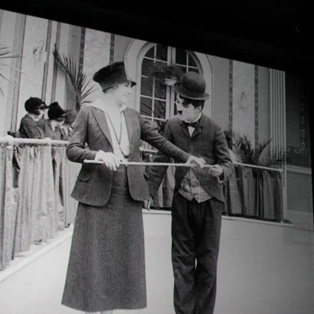 photo le complexe portant le nom d’un de ses films, charlie chaplin était de la partie. la projection de « charlot patine » a été accompagnée à l’accordéon et au piano par deux professeurs de l’école de musique, pierre girard et dimitri czyrka.  ©  le maine libre