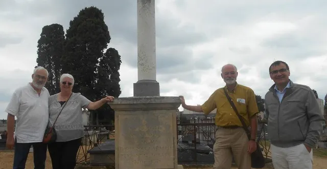 photo  de gauche à droite : guy hennequin, président cantonal du souvenir français ; josiane poupon, déléguée départementale ; le professeur rainer bendick ; hervé roncière, maire de montval-sur-loir.  &copy;  ouest-france 