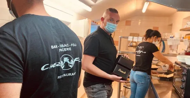 photo  florian et son équipe s’affairent en cuisine pour satisfaire la demande en burgers frites des clients  &copy;  le maine libre 