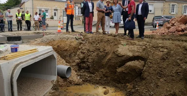 photo  le chantier du nouveau pont a été présenté au président du conseil départemental, dominique le mèner, en compagnie du maire de la commune, david chollet, et d’autres élus.  &copy;  ouest-france 