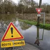 photo  un panneau de signalisation annonçant une route inondée après des intempéries (photo d’illustration). 