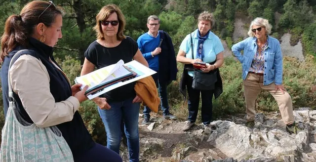 photo  deux examinatrices ?du réseau géoparcs mondiaux unesco (la néerlandaise cathrien posthumus, en t-shirt noir, et l’allemande marie-luise frey, en polo bleu) sillonnent le territoire du parc naturel régional normandie-maine, du 25 au 28 août 2021. ici à saint-léonard-des-bois, au cœur des alpes mancelles.  &copy;  ouest-france 
