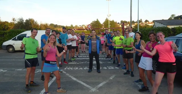 photo  christophe chartier accueilli par les athlètes de la patriote.  &copy;  le maine libre 