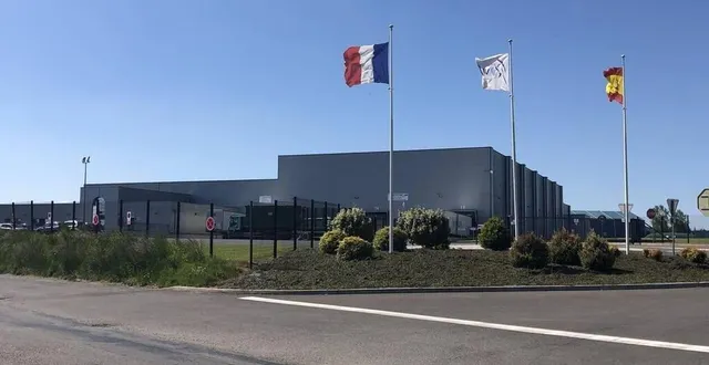 photo  l’usine roval cosmétiques, à flers, dans l’orne.  &copy;  archives ouest-france 