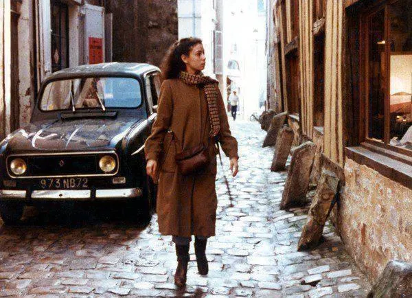 Béatrice Romand, rue de l’Écrevisse, au Mans (Sarthe) dans Le beau mariage d’Éric Rohmer en 1982. Archives Ouest-France photo béatrice romand, rue de l’écrevisse, au mans (sarthe) dans le beau mariage d’éric rohmer en 1982. © archives ouest-france