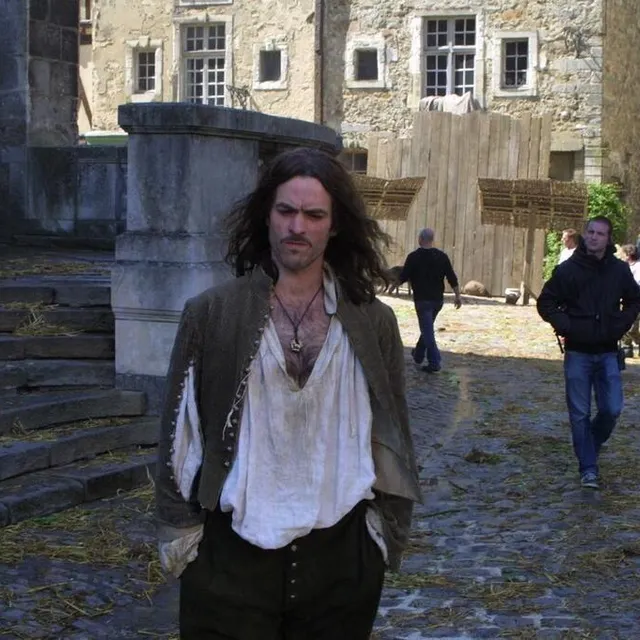 Romain Duris est Molière. Ici, lors du tournage dans le Vieux Mans en juin 2006. Archives Ouest-France photo romain duris est molière. ici, lors du tournage dans le vieux mans en juin 2006. © archives ouest-france