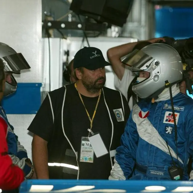 Luc Besson, sur le plateau de tournage de Michel Vaillant, situé au circuit des 24 Heures du Mans (Sarthe). Franck Dubray / Archives Ouest-France photo luc besson, sur le plateau de tournage de michel vaillant, situé au circuit des 24 heures du mans (sarthe). © franck dubray / archives ouest-france