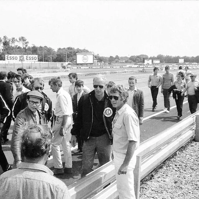 Steve McQueen? sur le tournage du film « Le Mans », en 1970. Archives Ouest-France photo steve mcqueen? sur le tournage du film « le mans », en 1970. © archives ouest-france