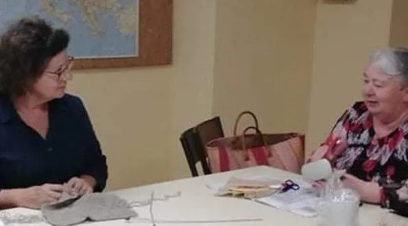 photo  deux adhérentes des loisirs créatifs en plein atelier. 