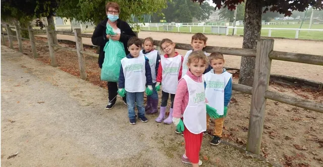 photo  munis de chasubles, gants et sacs-poubelles, les élèves ont ramassé les déchets aux abords du groupe scolaire et au-delà.  &copy;  le maine libre 