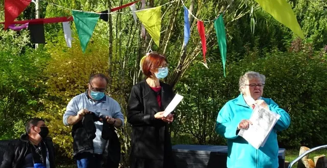 photo  dans le parc du foyer anaïs, avec des résidents, au centre ; nelly houeix, directrice d’anaïs et pierrette brebion, présidente de l’association.  &copy;  ouest-france 