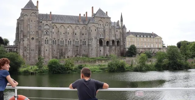 photo  de la terrasse du sablésien, l’abbaye de solesmes s’offre au regard des passagers.  &copy;  ouest-france 
