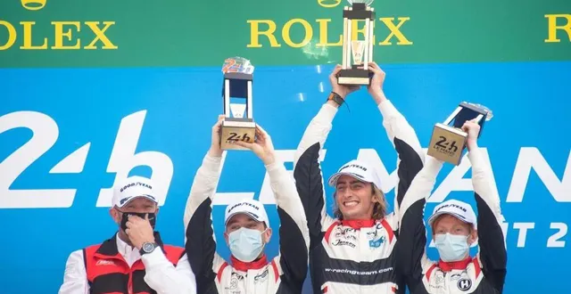 photo  charles milesi, à droite, ici sur le podium des 24 heures du mans, pilotera la toyota hypercar en essais.  &copy;  ouest-france 