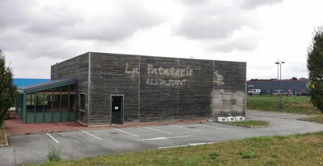photo  la véranda de la pataterie sera démolie pour construire un auvent métallique du nouveau drive e. leclerc, dans la zone d’activité de fontenai-sur-orne.  &copy;  ouest-france 