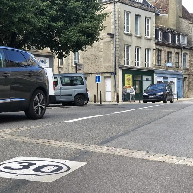 photo à partir de jeudi 30 septembre, toutes les rues du centre-ville sont limitées à 30 km/h, sauf les boulevards et les avenues.  ©  ouest-france