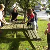 photo grattage et démoussage des tables de pique-nique dans le parc de la mairie pour les plus jeunes.