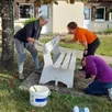 photo  mireille, fabienne et caroline ont repeint un banc dans la cour de l’école. 