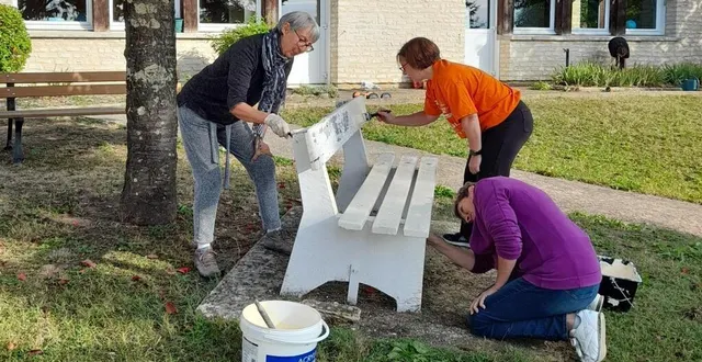 photo  mireille, fabienne et caroline ont repeint un banc dans la cour de l’école.  &copy;  le maine libre 