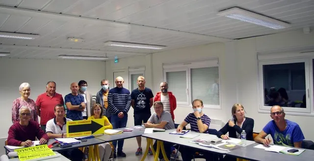 photo  les bénévoles en pleine réunion de préparation.  &copy;  le maine libre 