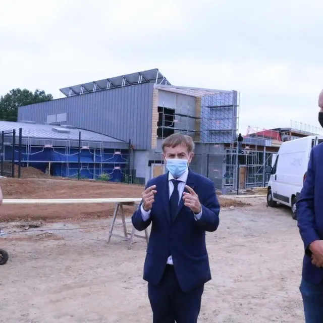 photo de gauche à droite : andré lecœur, ingénieur responsable des grands travaux à la communauté urbaine d’alençon, joaquim pueyo, président de la cua, et l’architecte françois-xavier decré.  ©  ouest-france