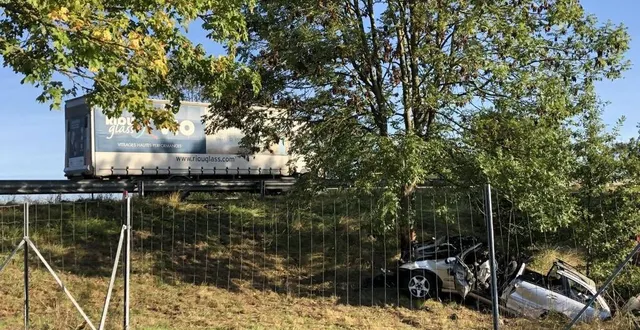 photo  la mercedes break a dévalé un talus, derrière la glissière de sécurité.  &copy;  le maine libre 
