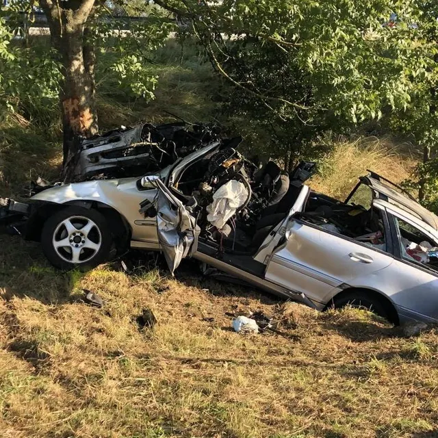 photo la mercedes break a terminé sa course contre un arbre. le choc a été extrêmement violent. ?  ©  le maine libre