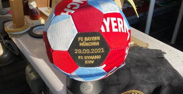 photo  un ballon conçu et fabriqué dans les pays de la loire a servi de cadeau protocolaire lors du match munich-kiev en ligue des champions, mercredi 29 septembre. 