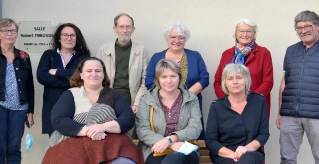 photo  les responsables de l’association, les bénévoles et les membres du ccas ont reçu l’appui du maire philippe deslandes (à dr).  &copy;  le maine libre 