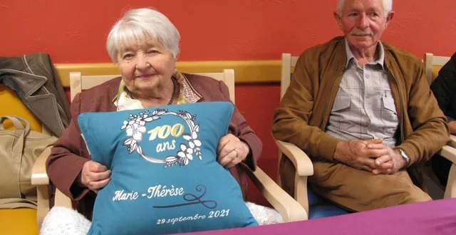 photo  assise près de son fils olivier, marie-thérèse jardin montre fièrement son coussin éponyme confectionné par sa nièce evelyne.  &copy;  ouest-france 