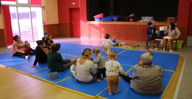 photo  accompagnés de leurs assistantes familiales, les bambins été captivés par l’atelier comptines.  &copy;  le maine libre 