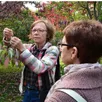 photo nadine dutier, future guide de la visite, lors d’une découverte de l’arboretum de saint-gervais-de-vic.