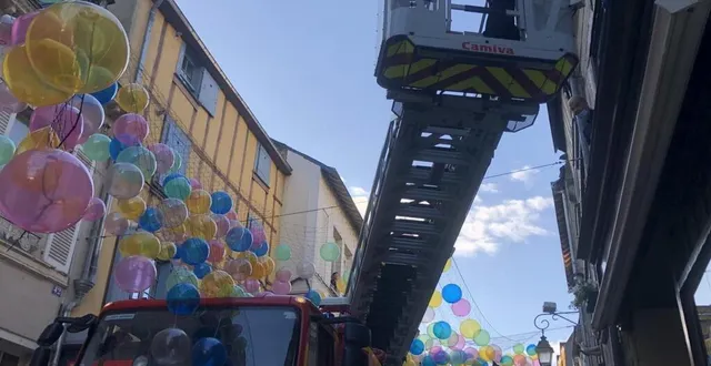 photo  une intervention des pompiers à la ferté-bernard, rendue compliquée par le décor des ballons suspendus.  &copy;  le maine libre 