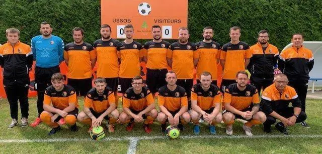 photo  ici, l’équipe a de l’union sportive saint-ouen saint-biez.  &copy;  le maine libre 