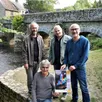 photo près du vieux pont sur la sarthe, marc chatain, joël lorand, marc puech, debout, de gauche à droite, patrick bouleau, assis, présentent l’affiche des rencontres 2021, proposée par le regretté cephas howard.