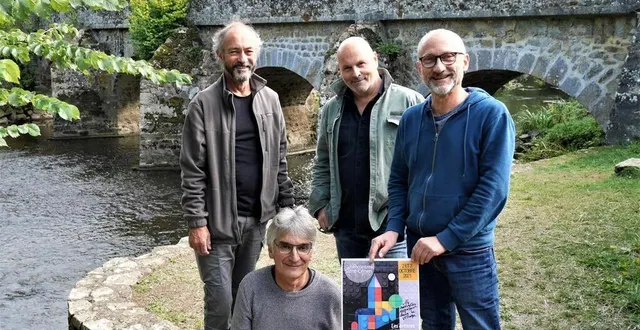 photo  près du vieux pont sur la sarthe, marc chatain, joël lorand, marc puech, debout, de gauche à droite, patrick bouleau, assis, présentent l’affiche des rencontres 2021, proposée par le regretté cephas howard.  &copy;  ouest-france 